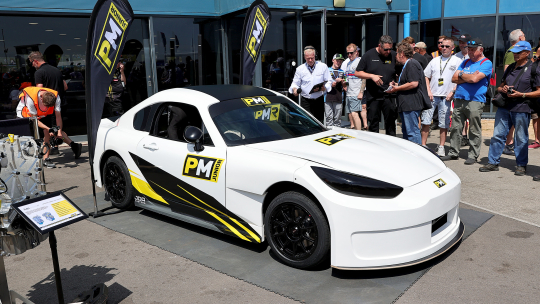Крышки сняты с прототипа автомобиля PM1 Junior в Thruxton
