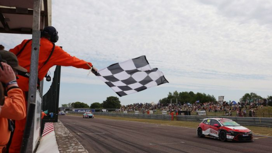 BTCC Thruxton: Кук удерживает Саттона и побеждает в открытии