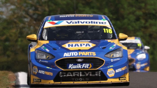 BTCC Thruxton: Саттон одерживает победу во второй гонке после расследования