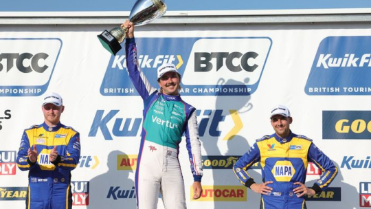 BTCC Thruxton: Ингрэм выигрывает третью гонку, несмотря на пенальти, позволивший Саттону оторваться от лидерства