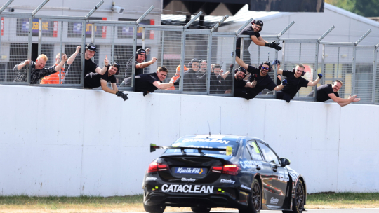 Адам Морган одержал двойную победу в финале на трассе Donington Park