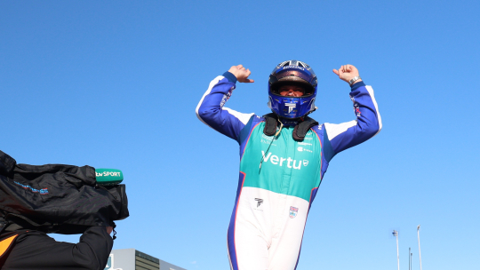 Team VERTU выходит победителем из напряжённого уик-энда Knockhill