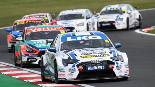 Эйден Моффат одержал победу от старта до финиша в квалификационной гонке на трассе Brands Hatch
