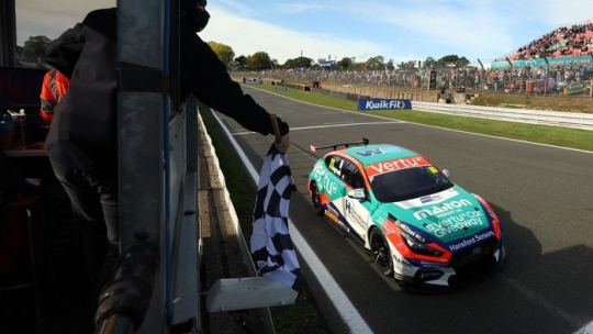 BTCC Brands Hatch: Ингрэм побеждает после впечатляющего маневра против Моффата